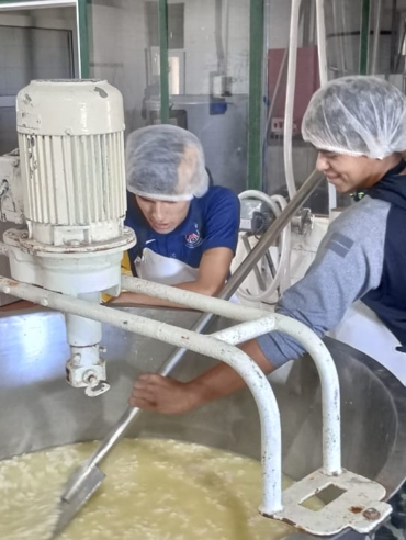 estudiantes-recuperan-fabrica-de-lacteos